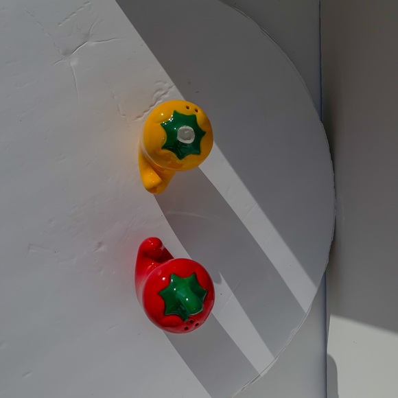 Pepper shaped salt  and pepper shakers - Picture 3 of 4